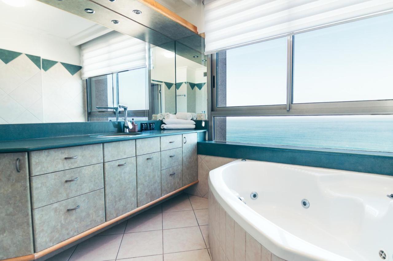 Almog Beach Apt Hotel מלון דירות אלמוג ביץ' Haifa Exterior foto